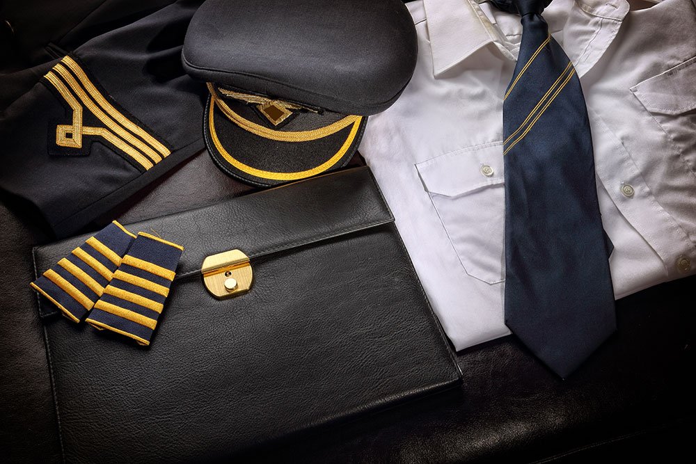 Aufgelegte Pilotenuniform Mit Hemd, Kappe, Krawatte und Abzeichen