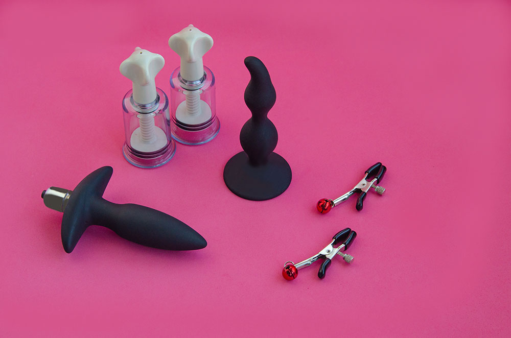 Sextoys auf rotem Grund