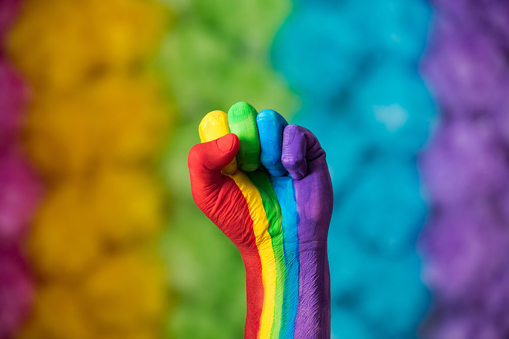 Geballte Faust bemalt in den Farben des Regenbogens