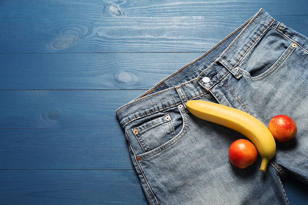 Jeans mit Banane und zwei Äpfel im Schritt