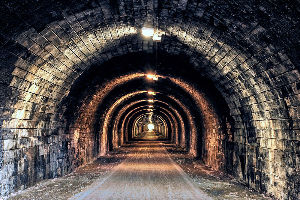 Beleuchteter Tunnel von innen