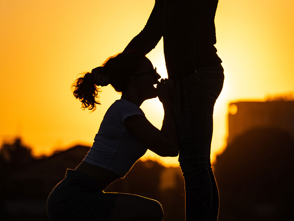 Frau gibt Mann Blowjob vor Sonnenuntergang - Symbolbild von Hladchenko Viktor / stock.adobe.com