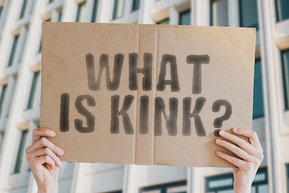 Karton mit Aufschrift What is kink - AndriiKoval