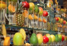 bunte-fruchte-auf-dem-display-an-eine-frucht-saft-bar-in-korfu-stadt-dc9g6w.jpg