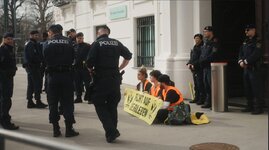 polizei bei demo.JPG