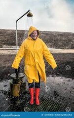 Das Mädchen in Einem Gelben Regenmantel Steht in Der Dusche Stockfoto -  Bild von mineralien, warm: 152235006