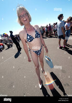 ein-alterer-mann-tragt-einen-bikini-und-tiara-in-brighton-pride-2016-gjg0tn.jpg