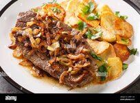 roast-beef-zwiebelrostbraten-with-onions-and-fried-potatoes-bratkartoffeln-closeup-on-the-plat...jpg