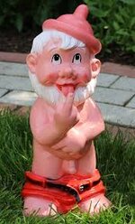 Gartenzwerg Gartenfigur Deko lustiger Zwerg Mittelfinger Spaß  Bewegungsmelder Pfiff H 31 cm | JS GartenDeko seit 1997