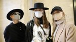 teletext-dpa-image-besucherinnen-der-fashion-week-mit-masken-der-marke-kartu-100-384x216.jpg