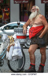 lustige-zusammenfassung-alter-mann-gekleidet-in-lederhose-trinken-sie-ein-glas-bier-in-munchen...jpg