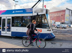 offentliche-verkehrsmittel-strassenbahn-und-radfahrer-auf-dem-fahrrad-genve-suisse-genf-die-sc...jpg