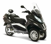 Piaggio-MP3-front-three-quarters-press-image_dreirad+roller+piaggio.jpg