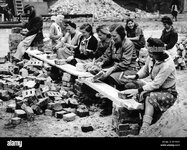 deutsche-frauen-recyceln-ziegel-berlin-nach-dem-2-weltkrieg-beim-wiederaufbau-zu-helfen-b4k8dy.jpg