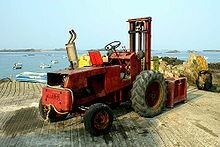 220px-Manitou_forklift_09872.jpg